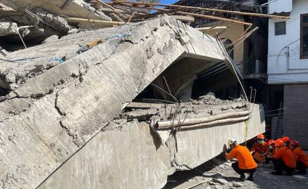 VIDEO: Se derrumba escuela en Indonesia; reportan 59 personas atrapadas bajo los escombros