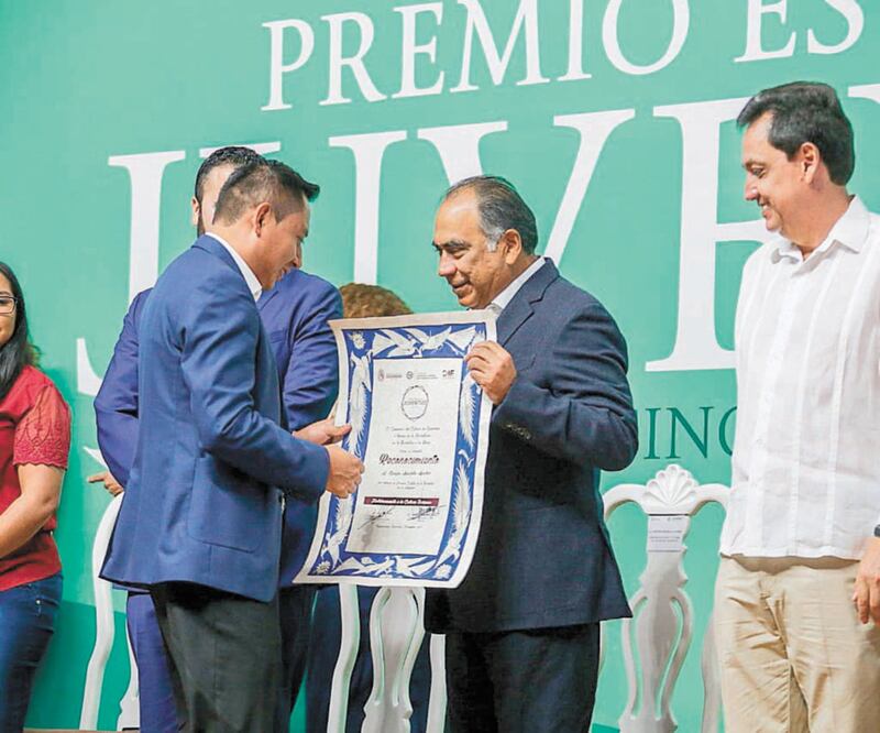 El mandatario Héctor Astudillo entregó un reconocimiento a 11 jóvenes que destacaron en los ámbitos de la ciencia, cultura, deporte, entre otros. Foto: Especial