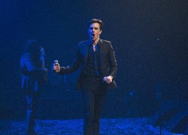 Brandon Flowers, de The Killers, enloquece a fans al cantar tema de Luis Miguel