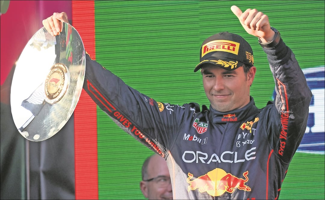 Checo Pérez en el podio del Gran Premio de Australia - Foto: AP