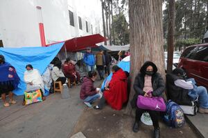 Crónica. Usan hasta tres capas de ropa para soportar el frío afuera de los hospitales en la CDMX 