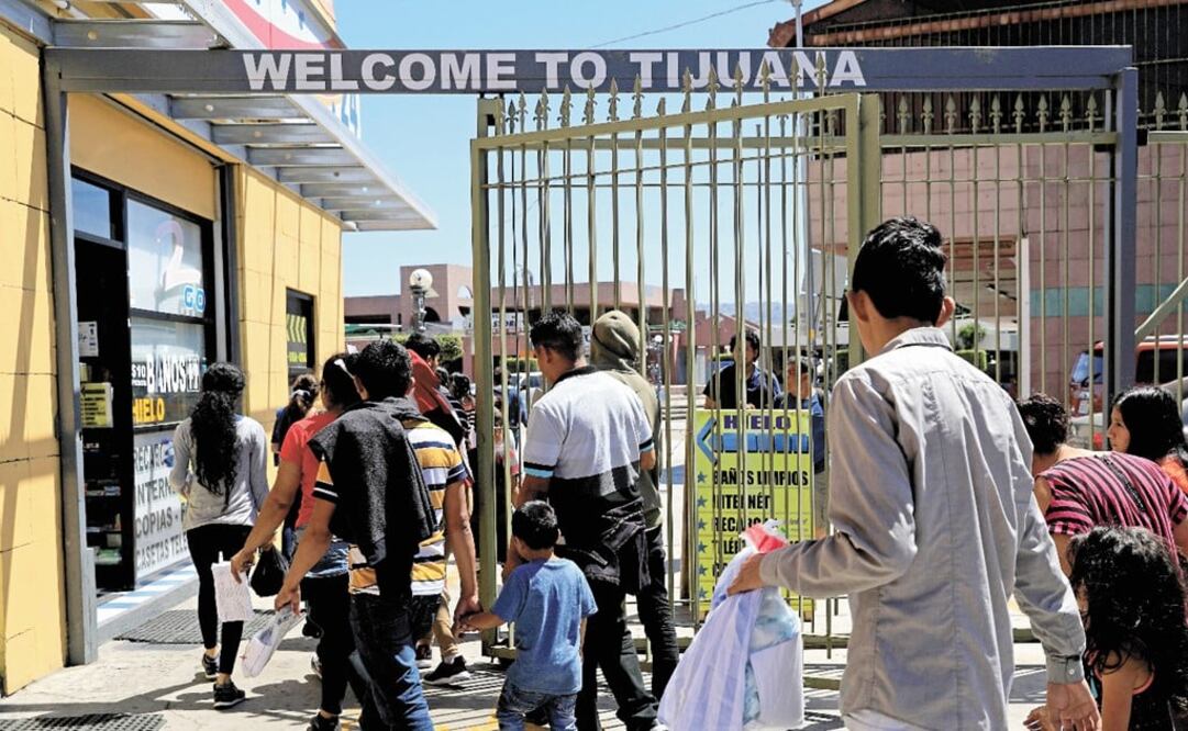 Central American migrants returned from the U.S. to Mexico under the Migrant Protection Protocols (MPP), enter a shopping mall in Tijuana, Mexico - Photo: Carlos Jasso/REUTERS
