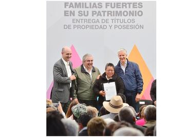Entregan títulos de propiedad a más de 28 mil familias en Edomex