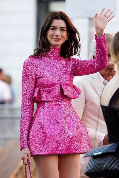 Anne Hathaway aparece al estilo de Barbie, en desfile de Valentino