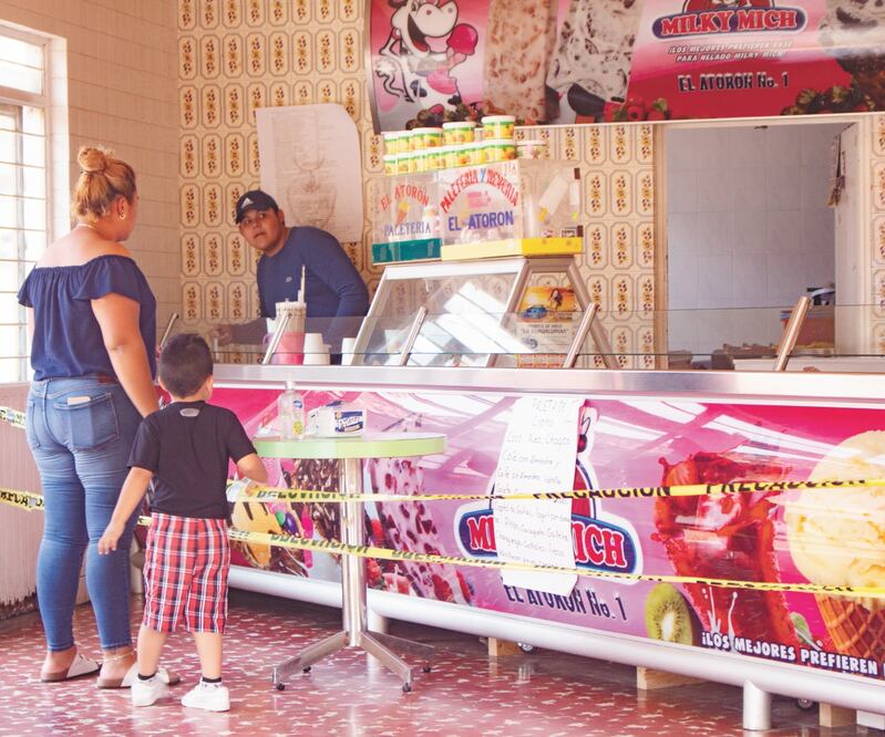 Negocios, como las emblemáticas paleterías, reabrieron sus puertas para recibir a los pobladores, después de dos meses de confinamiento. CHARBELL LUCIO. EL UNIVERSAL