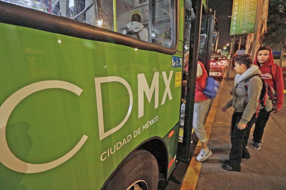 En la capital del país, el servicio de la mayoría del transporte público, como el Metro y el Metrobús, concluye minutos después de la media noche, pero cientos de personas continúan sus jornadas laborales hasta altas horas de la madrugada (Luis Cortés)