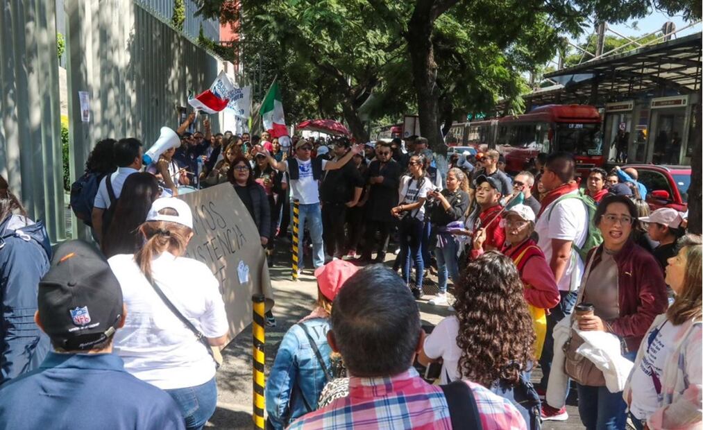 Desde anoche, trabajadores del PJF colocaron cadenas en la puerta principal del Palacio de Justicia de San Lázaro para evitar que magistrados y jueces reanudaran actividades este miércoles. Foto: Axel Sánchez/EL UNIVERSAL