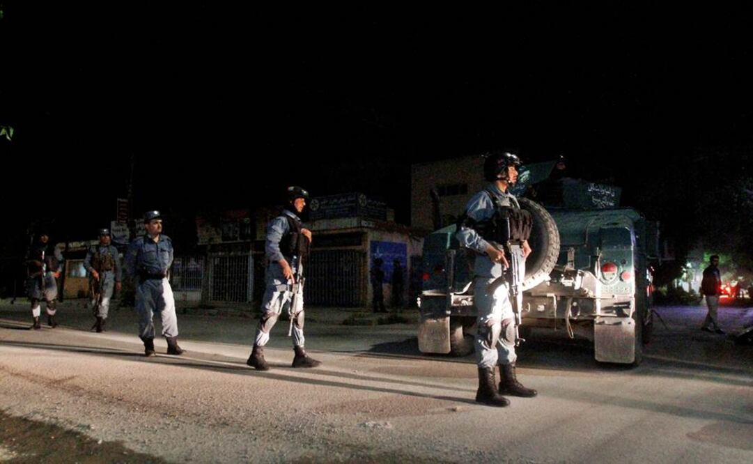 Fuerzas afganas de seguridad inspeccionan el lugar donde ocurrió un ataque del Talibán en el Hotel Park Palace, en Kabul (Foto: AP)