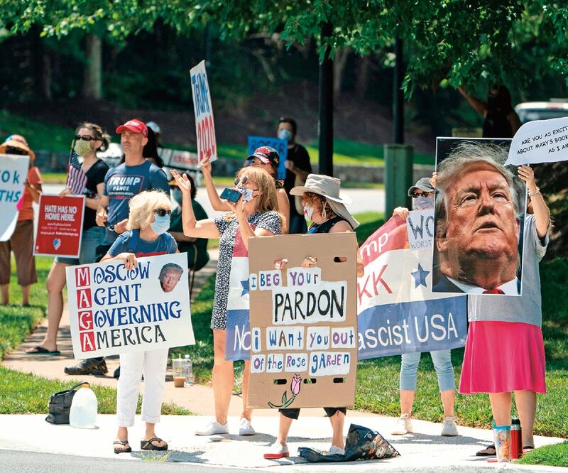 Estadounidenses, a favor y en contra del presidente Donald Trump, coincidieron ayer en Sterling, Virginia. Foto: ALEX EDELMAN. AFP