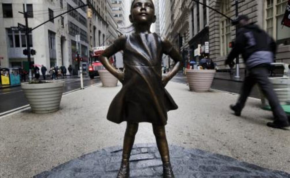Trasladan a la niña que desafía al toro de Wall Street