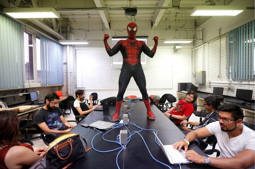 Un profesor de ciencias de la UNAM ha encontrado una manera novedosa de capturar la atención de sus estudiantes: dar clases vestido como el Hombre Araña.