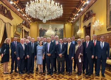 AMLO cena con directivos de empresas y bancos globales