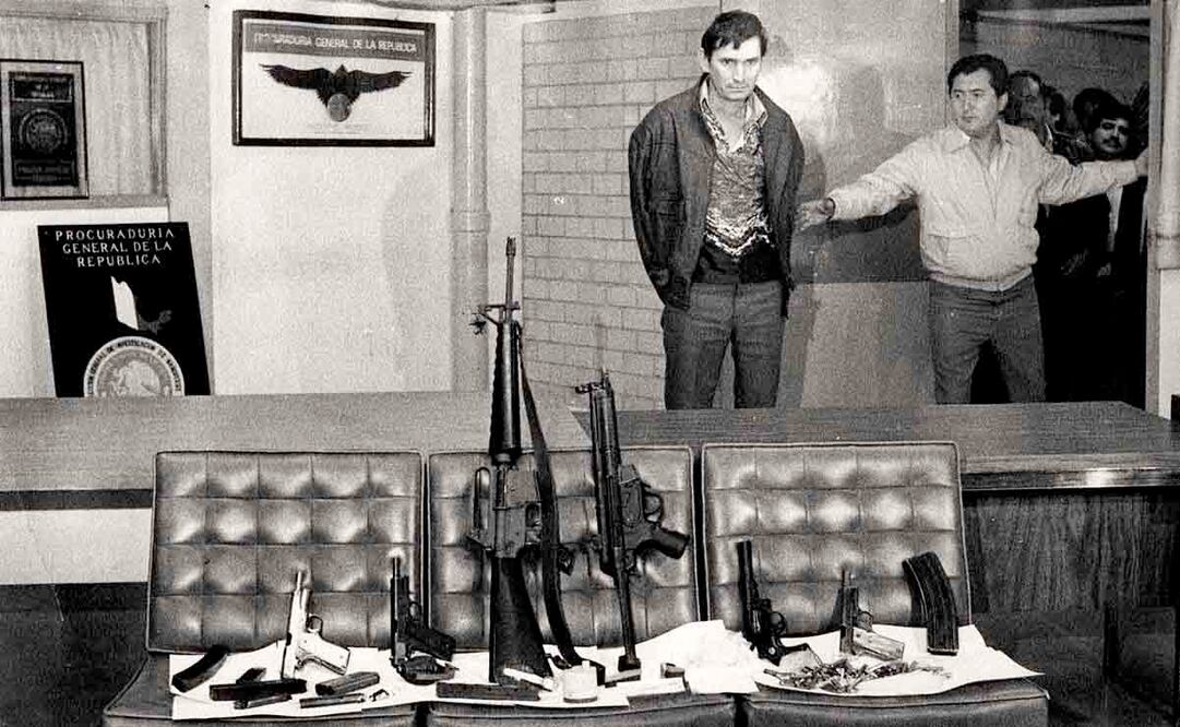 Miguel Ángel Félix Gallardo, calificado como el narcotraficante número uno de nuestro país, fue presentado ayer en las oficinas de la Procuraduría General de la República. En primer término, sobre un sillón, las armas y los cartuchos que fueron encontrados por los agentes judiciales en la casa número 2718 de la calle de Cosmos, colonia Jardines del Bosque, en Guadalajara. Foto: Alfonso Murillo/Archivo El Universal.