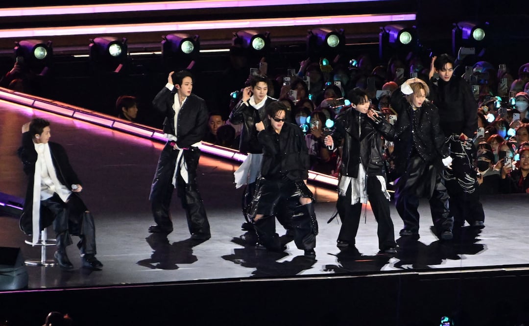 El grupo masculino de K-pop BTS se presenta durante su concierto en la plaza Gwanghwamun de Seúl.
Foto de KIM Min-Hee / POOL / AFP.