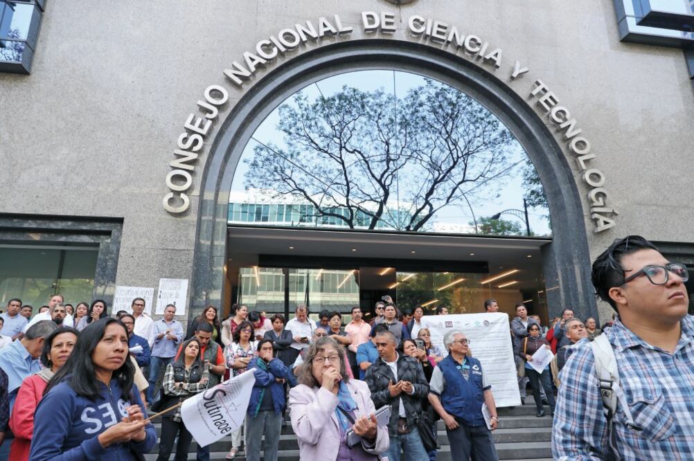 Exigencia. Los manifestantes demandan al Conacyt una mesa de diálogo sobre la asignación y aplicación de los recursos en el presupuesto 2018 en ciencia y tecnología (LUCÍA GODÍNEZ. EL UNIVERSAL)