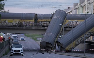 Choque de trenes, ahora en Alemania, deja un muerto; dos vagones cayeron desde un puente