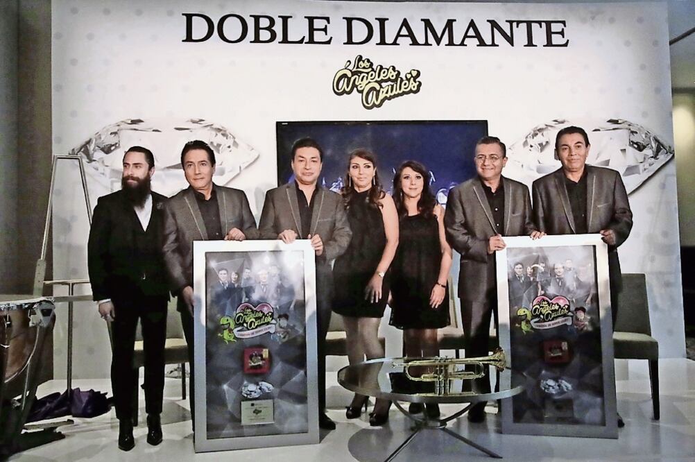 Los músicos recibieron doble disco de Diamante por las ventas de 600 mil copias de 'Cómo te voy a olvidar' (ALEJANDRA LEYVA. EL UNIVERSAL)