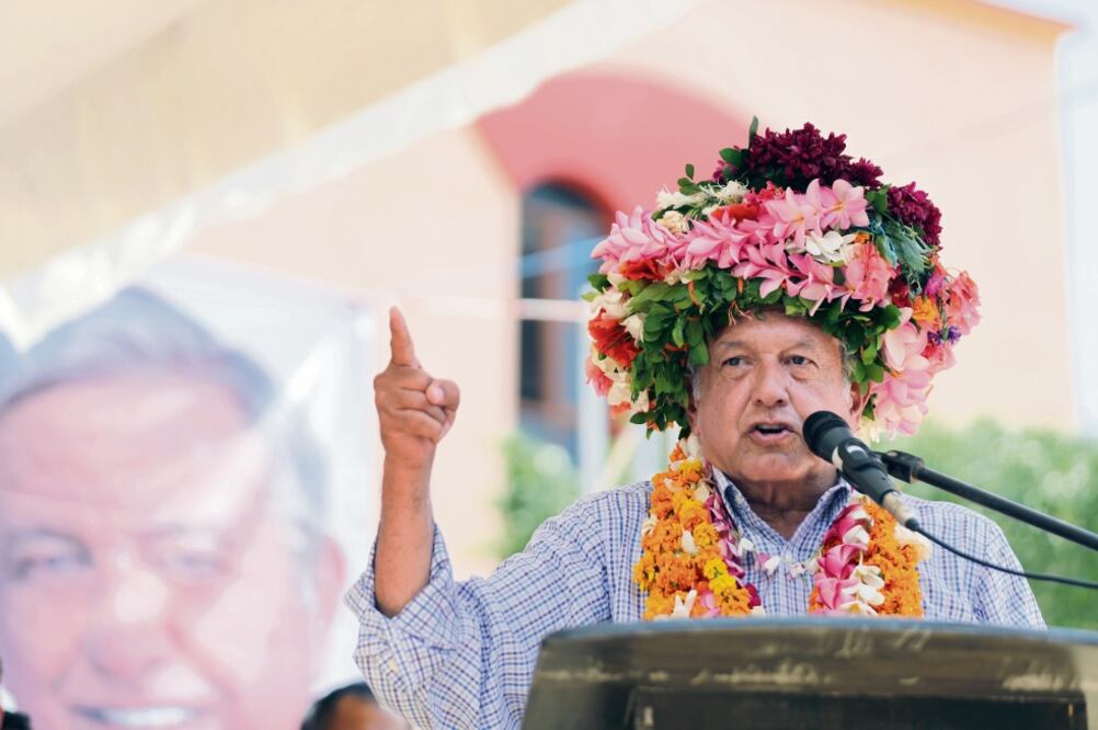 En Huejutla, el candidato presidencial, Andrés Manuel López Obrador, fue recibido por una multitud y por mujeres indígenas, que a cada paso que daba, le colocaban una corona de flores como signo de distinción. Foto: VALENTE ROSAS. EL UNIVERSAL