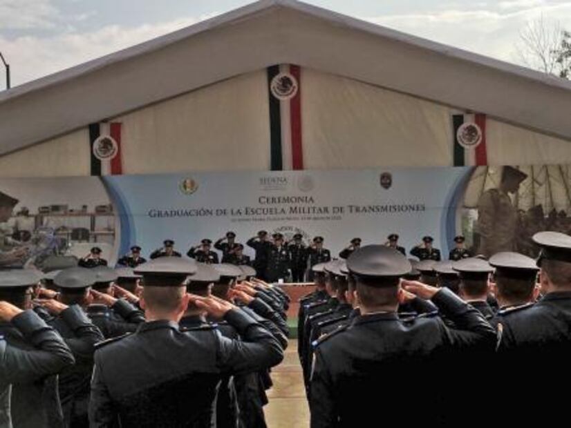 Salvador Cienfuegos encabeza graduación de ingenieros militares