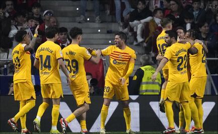 Barcelona golea al Atlético de Madrid y se mantiene en la lucha por el título de LaLiga