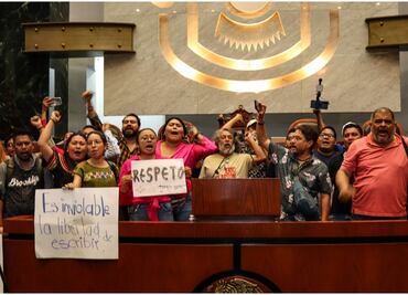 Reporteros toman tribuna del Congreso de Guerrero; exigen respeto a la libertad de expresión y parar amenazas