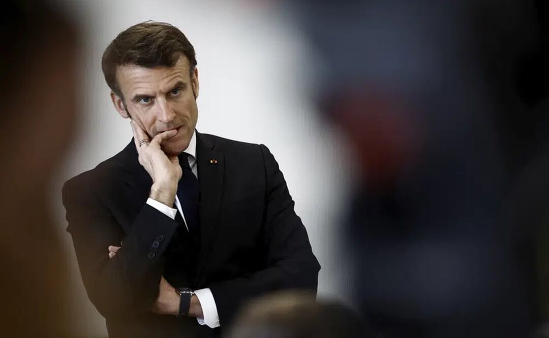 El presidente francés Emmanuel Macron es se enfrenta a una prueba crucial esta semana, ya que la batalla por su impopular plan para aumentar la edad de jubilación. Foto: AP