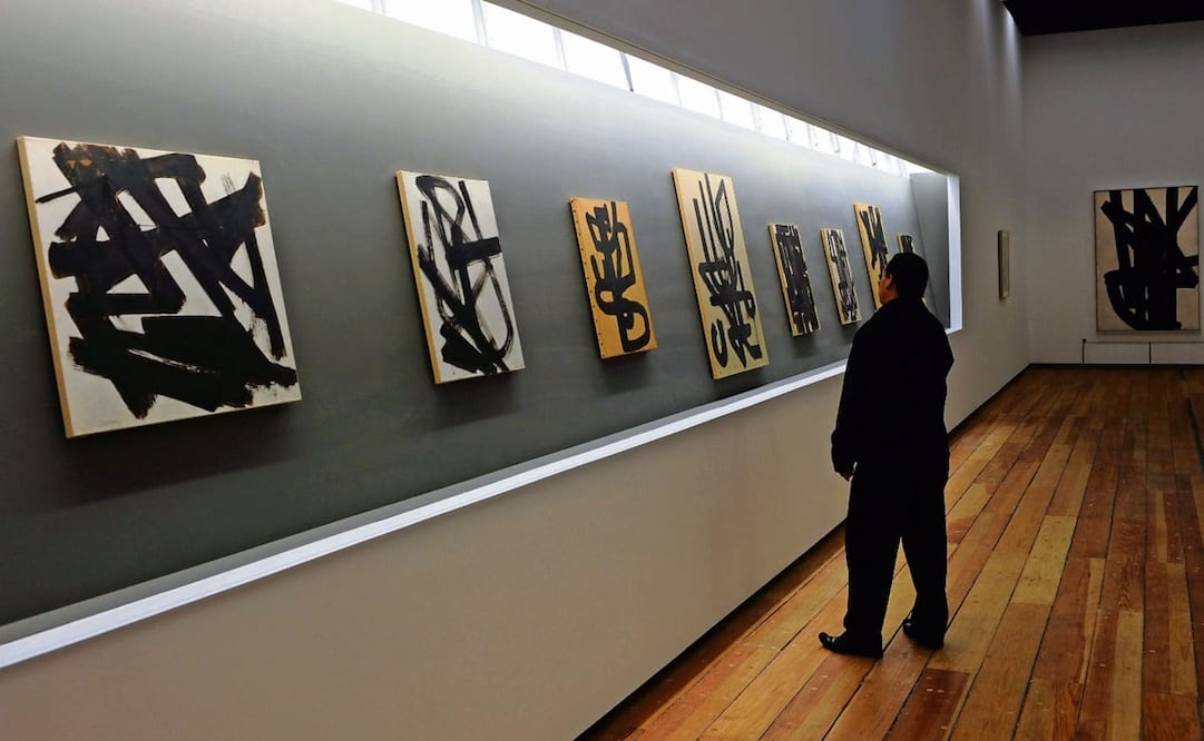 Un hombre observa la retrospectiva de la obra del nonagenario pintor y escultor francés Pierre Soulage. Foto: EFE/Mario Guzmán