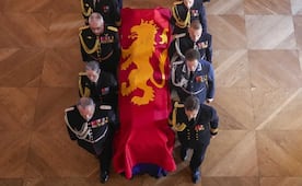 Féretro del rey Harald V de Noruega llega a la capilla del Palacio Real de Oslo; el funeral será el 9 de septiembre