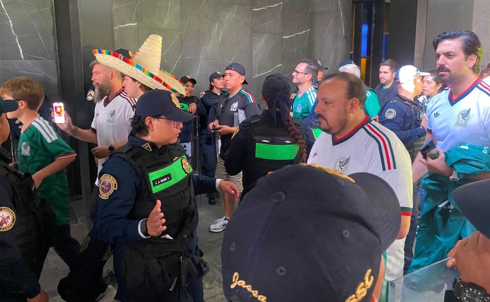 El diputado panista Ricardo Rubio fue captado abordando el Tren Ligero rumbo al Estadio Ciudad de México; apenas el lunes criticaba los recursos destinados a las obras del Mundial. Foto: Omar Díaz / EL UNIVERSAL
