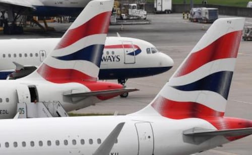 Reportan casi 300 vuelos cancelados en Reino Unido por falla en control aéreo; se desconocen causas del "problema técnico"