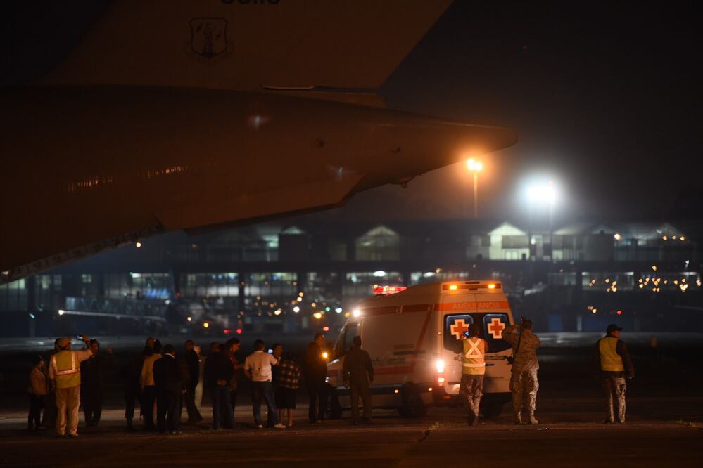 Un grupo de seis niños guatemaltecos aterrizó hoy en una base militar de San Antonio (Texas) y fueron trasladados a un centro médico (Foto: EFE)