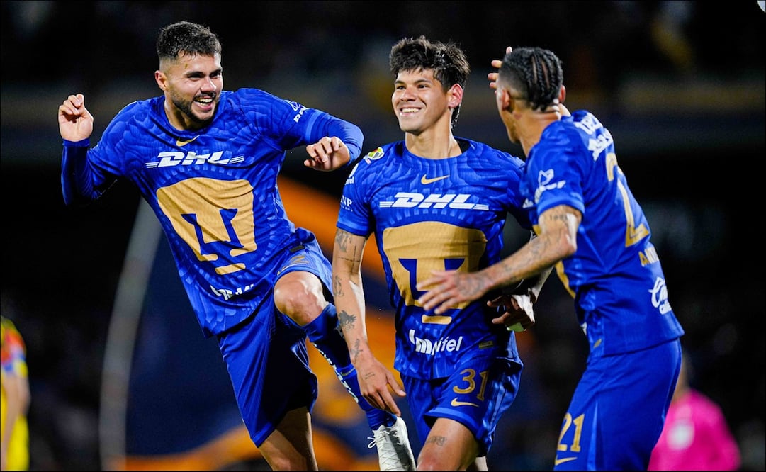 Jugadores de los Pumas celebran el gol de Robert Morales ante América. FOTO: Imago7
