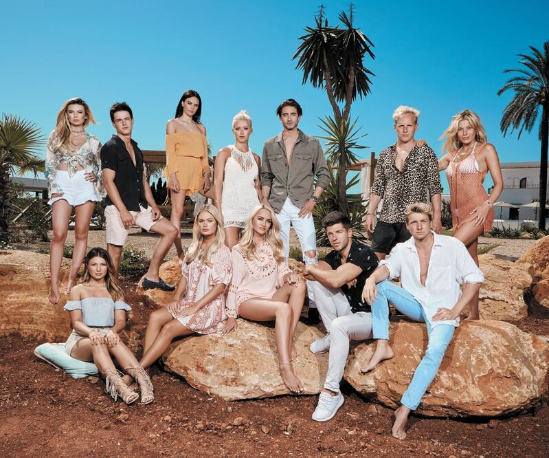 El show, que estrena su temporada 13 en México, presenta a un grupo de ocho amigos de la clase alta londinense. Foto: E!