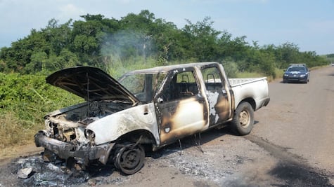 Grupo armado incendia camioneta en carretera de Michoacán