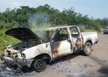 Grupo armado incendia camioneta en carretera de Michoacán