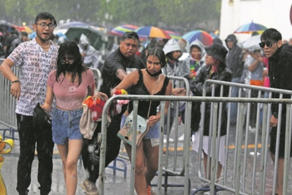 La música y la lluvia forman un arcoíris en el Zócalo