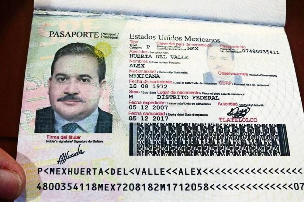 Fotografía de un pasaporte falso con la presunta imagen del ex gobernador de Veracruz prófugo de la justicia, Javier Duarte de Ochoa (ARCHIVO. EL UNIVERSAL)