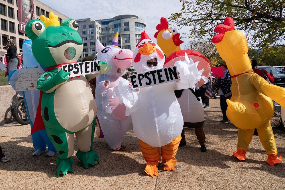 Manifestantes con disfraces inflables se congregan en la avenida Pennsylvania durante una protesta "No Kings", contra el mandatario Donald Trump, en Washington. Foto: AP
