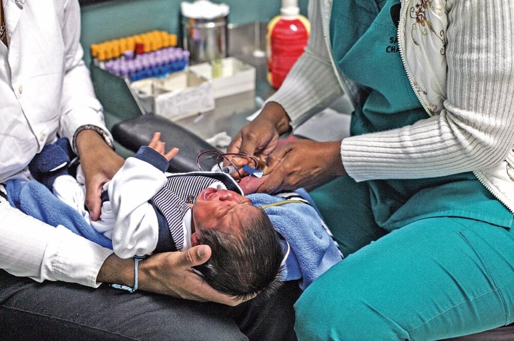 Una enfermera toma una muestra de sangre a un recién nacido para descartar que tenga el virus del zika, en el Laboratorio de Salud Chacao, en Caracas (BORIS VERGARA. XINHUA)