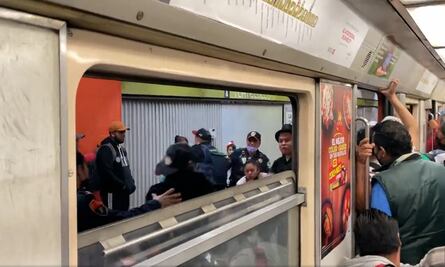 Video. “Órale, cul… por eso no avanzamos” captan pelea campal entre presuntos ambulantes del Metro