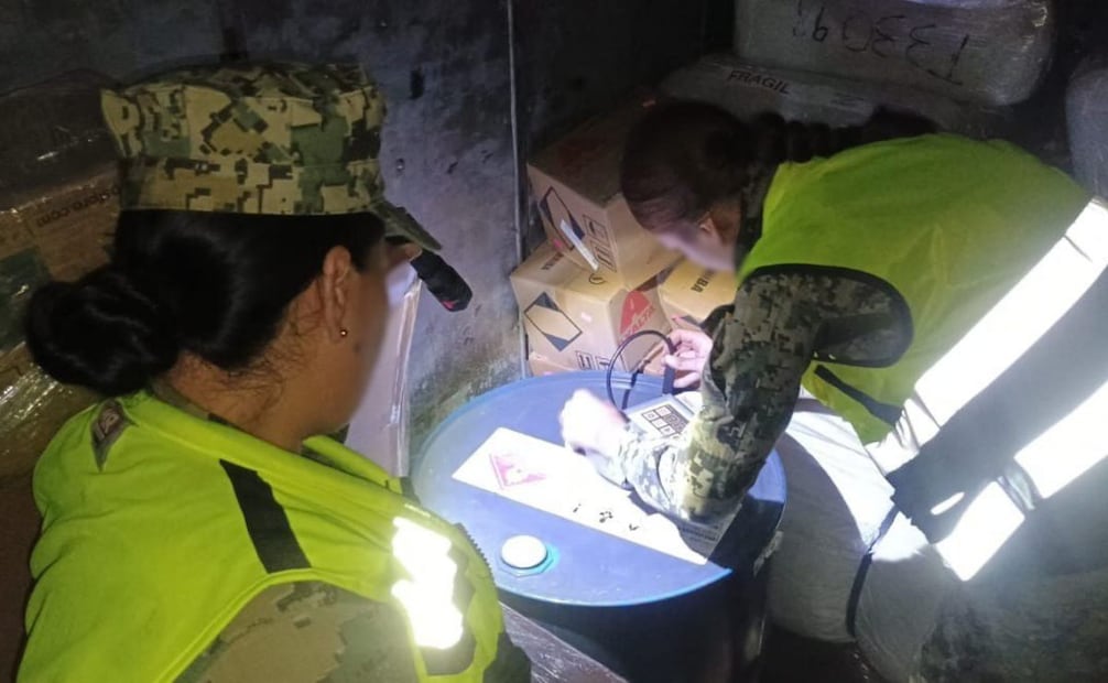 Secretaría de Marina asegura 314 litros de precursores químicos en el Recinto Portuario de Topolobampo, Sinaloa. Foto: Semar