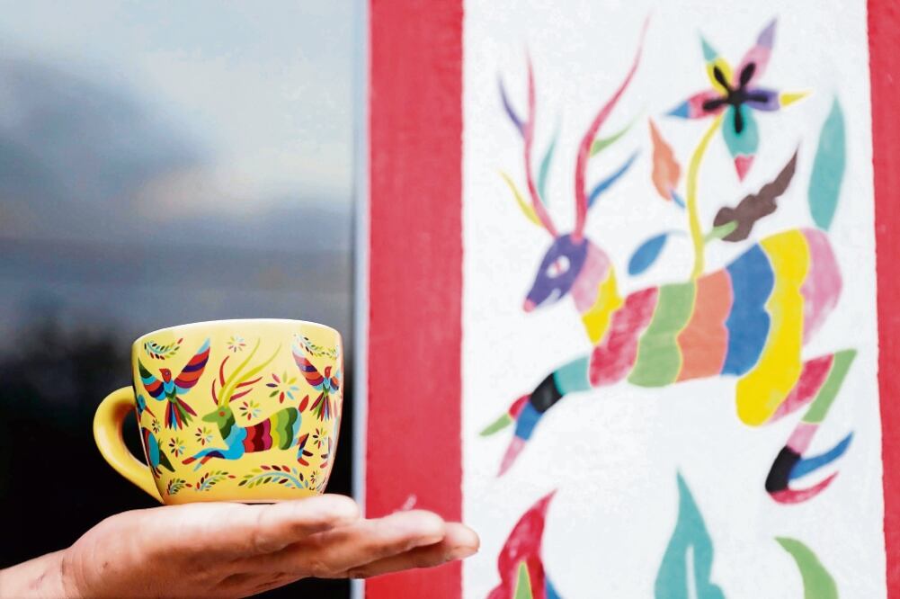 Artesanos hidalguenses emprendieron en septiembre de 2016 una denuncia ante la PGR contra Nestlé México por presunto plagio de sus diseños, los cuales utilizaron en una colección de tazas Chocolate Abuelita (ARCHIVO EL UNIVERSAL)