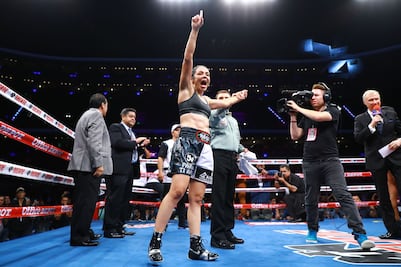 Jackie Nava gana por KO Técnico