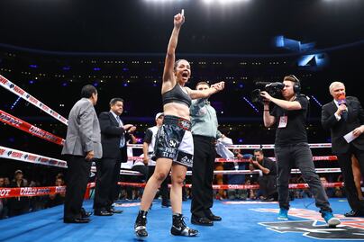 Jackie Nava gana por KO Técnico