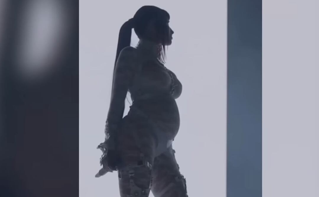 El momento en el que la cantante Cazzu hizo público su embarazo, fue en un concierto que ofreció en el Movistar Arena en Argentina.