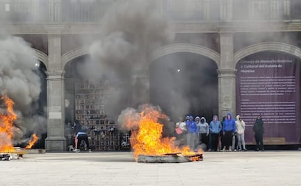 Normalistas queman colchones en Plaza de Armas de Cuernavaca como forma de protesta; exigen internet gratis, alberca y personal médico