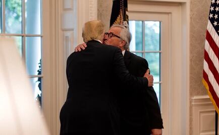 El beso con Trump no fue "iniciativa mía", asegura el presidente de la Comisión Europea