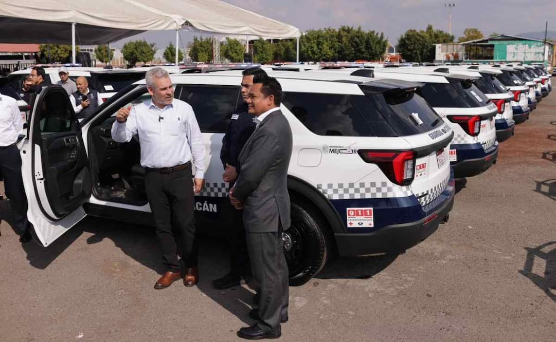Alfredo Ramírez Bedolla, gobernador de Michoacán, hace entrega de nuevas unidades a la Guardia Civil y policías municipales / Foto: Especial