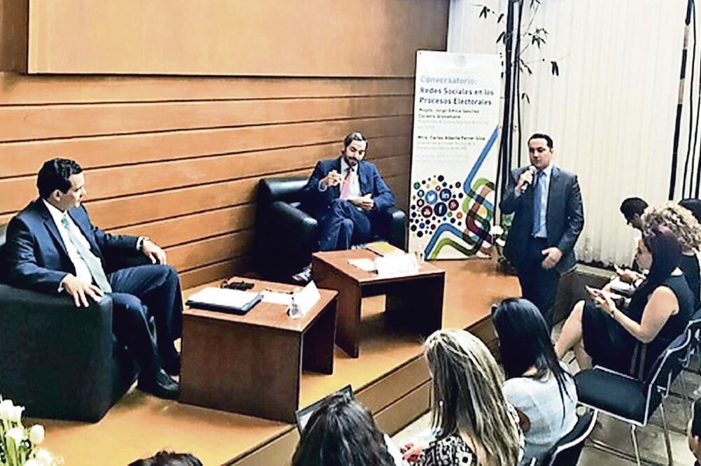 Carlos Ferrer, funcionario del INE; Jorge Sánchez, magistrado de la Sala Reg ional Monterrey, y Clicerio Coello, presidente de la Sala Regional Especializada. (CORTESÍA)