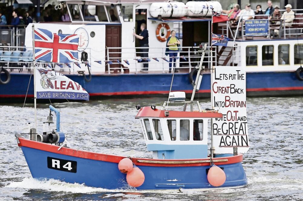 Promotores a favor de la salida de Reino Unido de la Unión Europea. De acuerdo con analistas, el referéndum ha metido presión al tipo de cambio (TIM IRELAND.XINHUA)